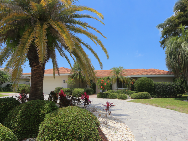 Longboat Key Homes with Pools to Rent in Country Club Shores